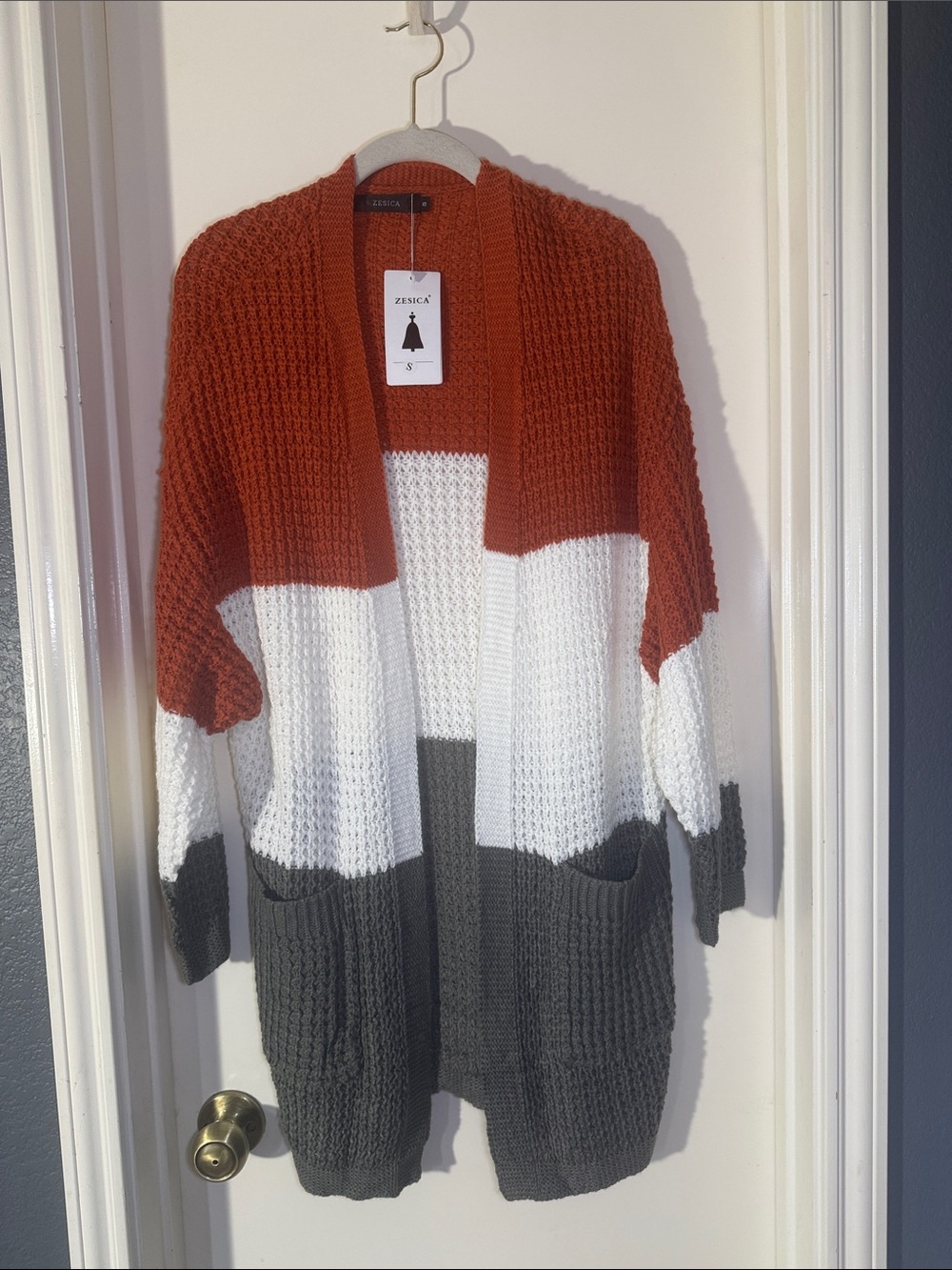 Zesica Colorblock Open-Front Cardigan Sweater in Rust, White & Charcoal